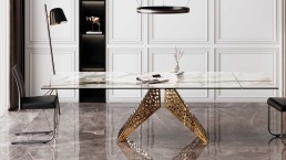 Tavolo Naos COLISEUM con piano in vetro e base scultorea dorata esposto da Actual Spotti a Bovisio Masciago, Milano Monza Brianza.