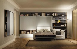 Letto a scomparsa Clei matrimoniale con divano integrato esposto nello showroom Actual Spotti a Bovisio Masciago, Milano Brianza.